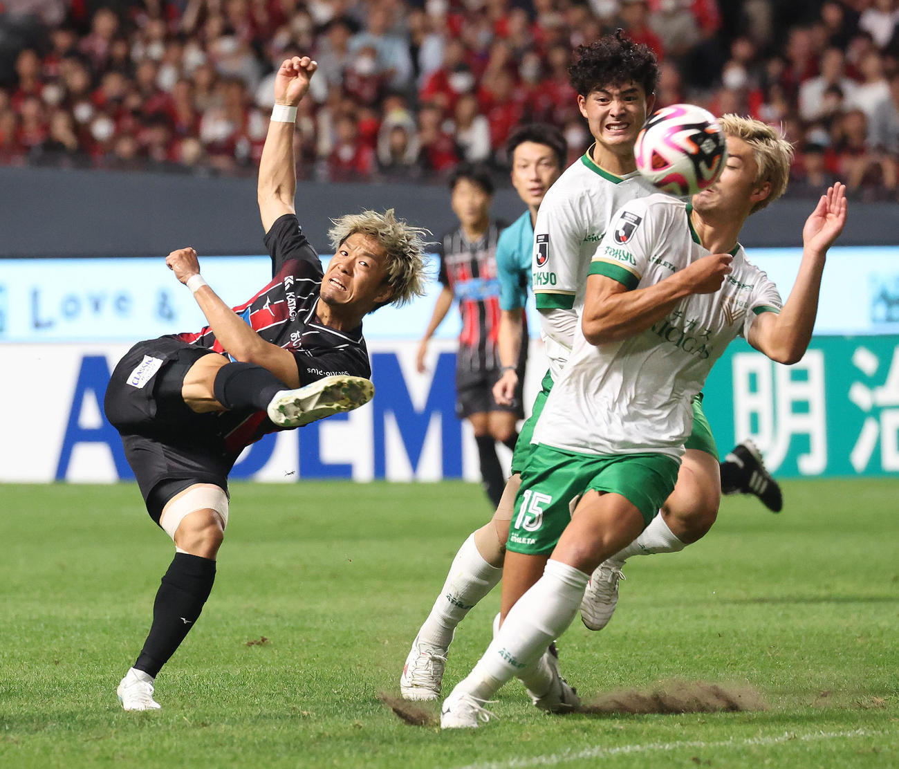 札幌対東京V　前半、シュートを放つ札幌鈴木駒井（撮影・佐藤翔太）