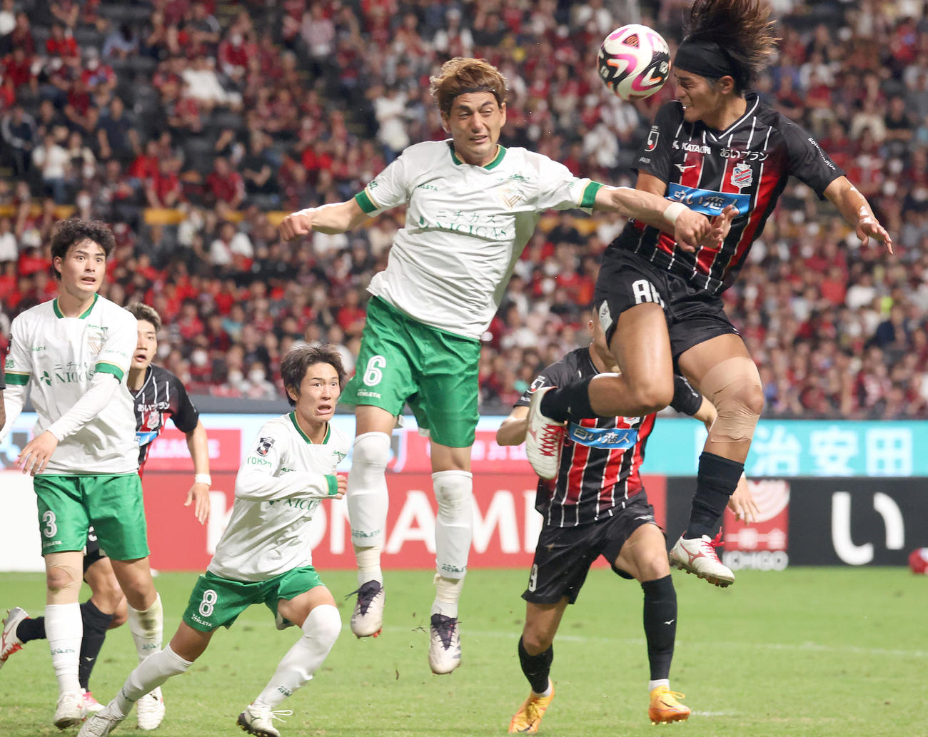 札幌対東京V　後半、ヘディングシュートを放つ札幌馬場（撮影・佐藤翔太）