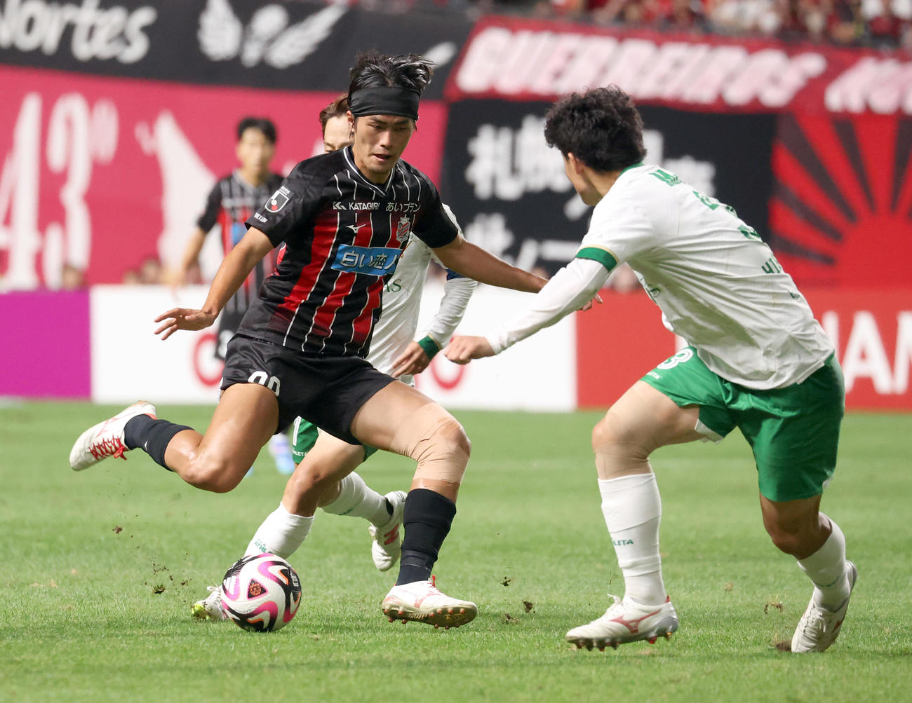 札幌対東京V　前半、ドリブルをする札幌馬場（撮影・佐藤翔太）