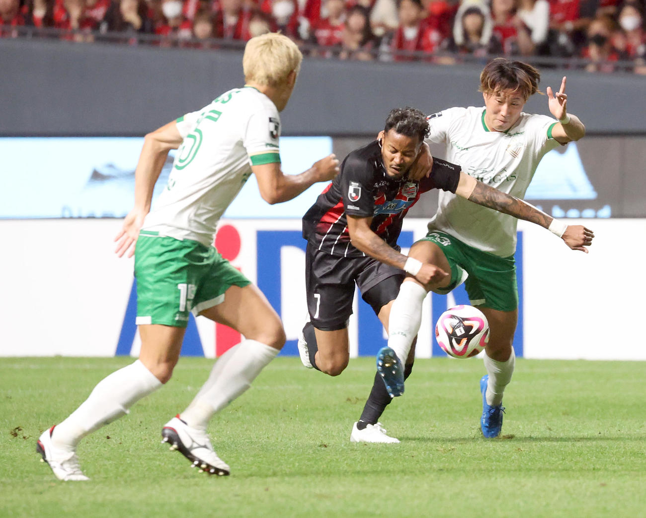 札幌対東京V　前半、相手選手にマークされる札幌鈴木（撮影・佐藤翔太）