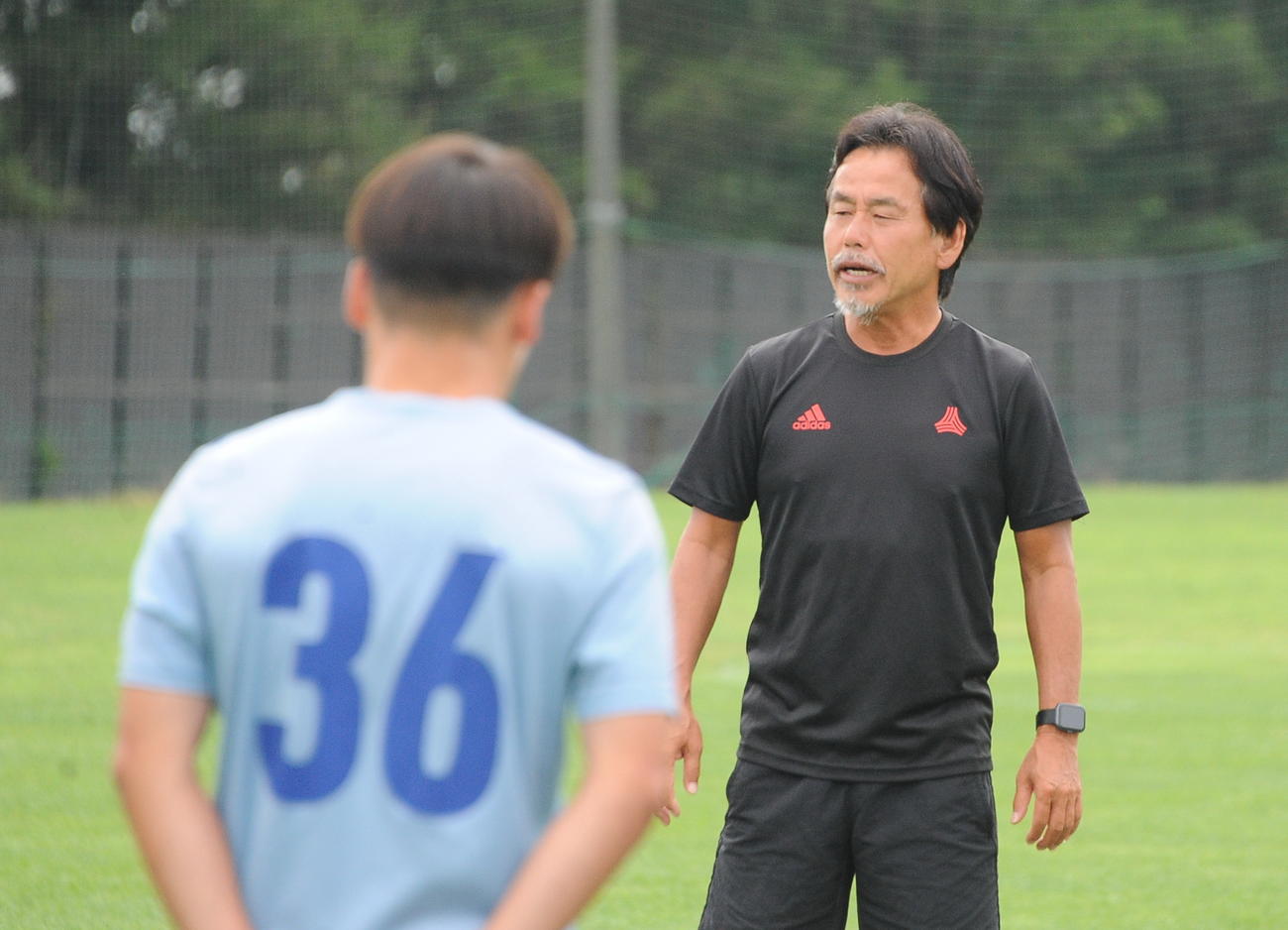 練習開始前、選手を集めて話しをする新潟医療福祉大・佐熊監督（撮影・小林忠）