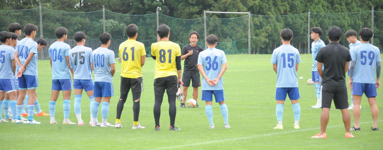 前日練習開始前、佐熊監督の話を聞く新潟医療福祉大の選手たち（撮影・小林忠）