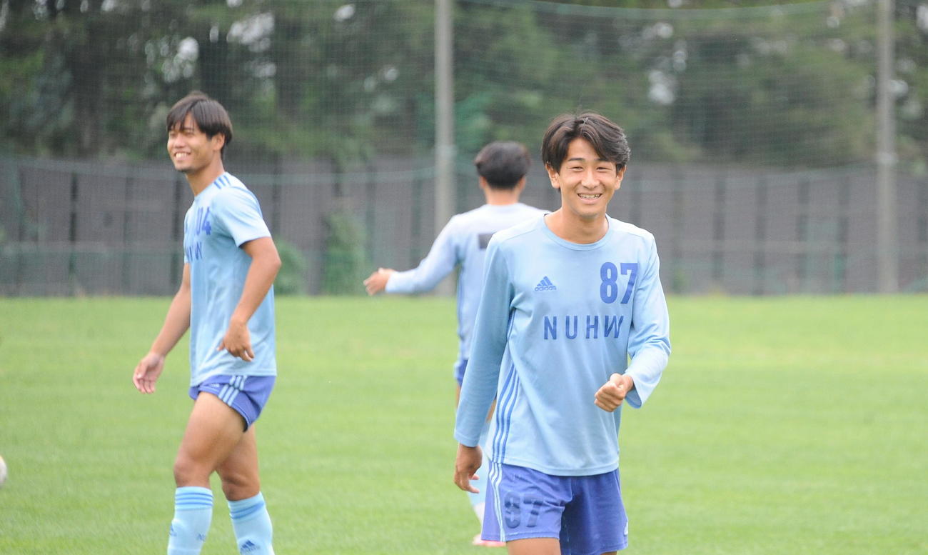 総理大臣杯決勝に向けた最終調整を終え、笑顔を見せる新潟医療福祉大・松本（右）（撮影・小林忠）