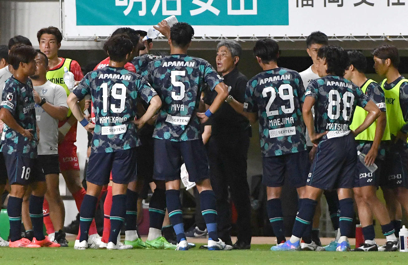 福岡対町田　後半、飲水タイム中に福岡イレブンに作戦を伝える長谷部監督（中央）（撮影・岩下翔太）