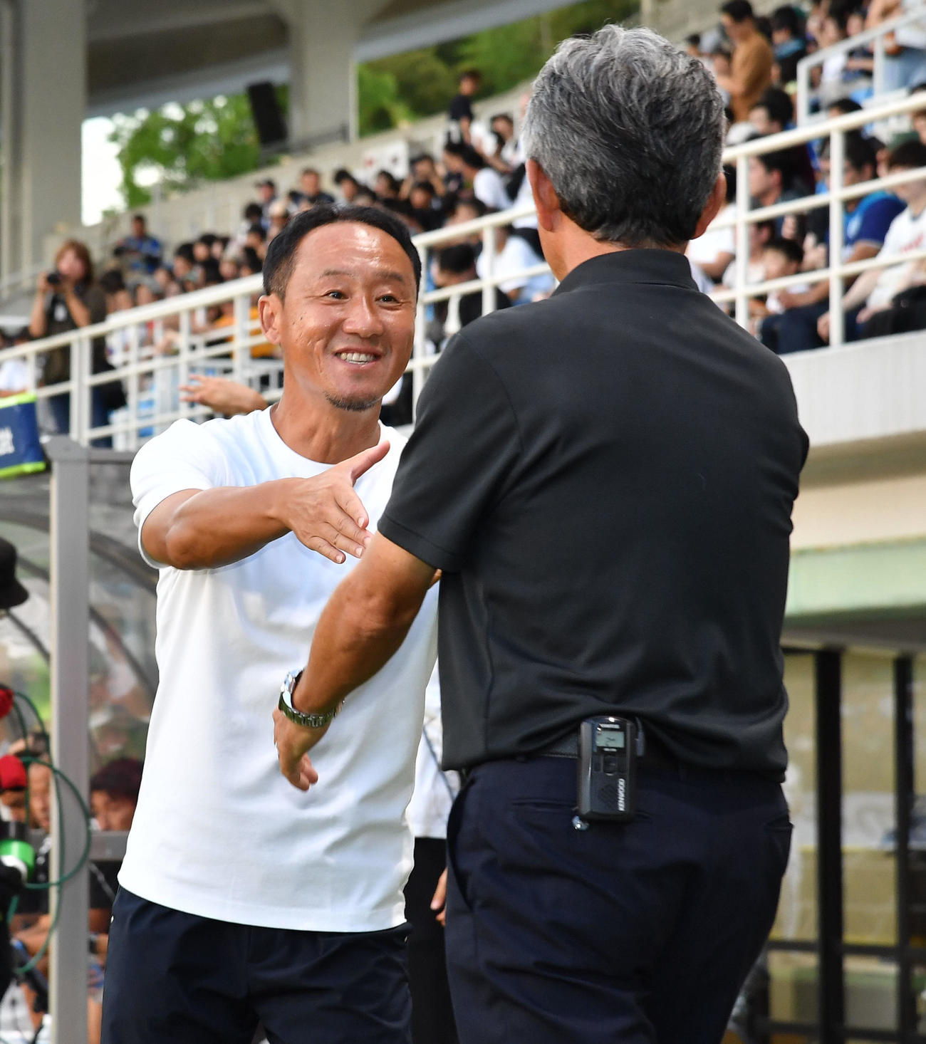 福岡対町田　試合前、福岡長谷部監督（右）と握手を交わす町田黒田監督（撮影・岩下翔太）
