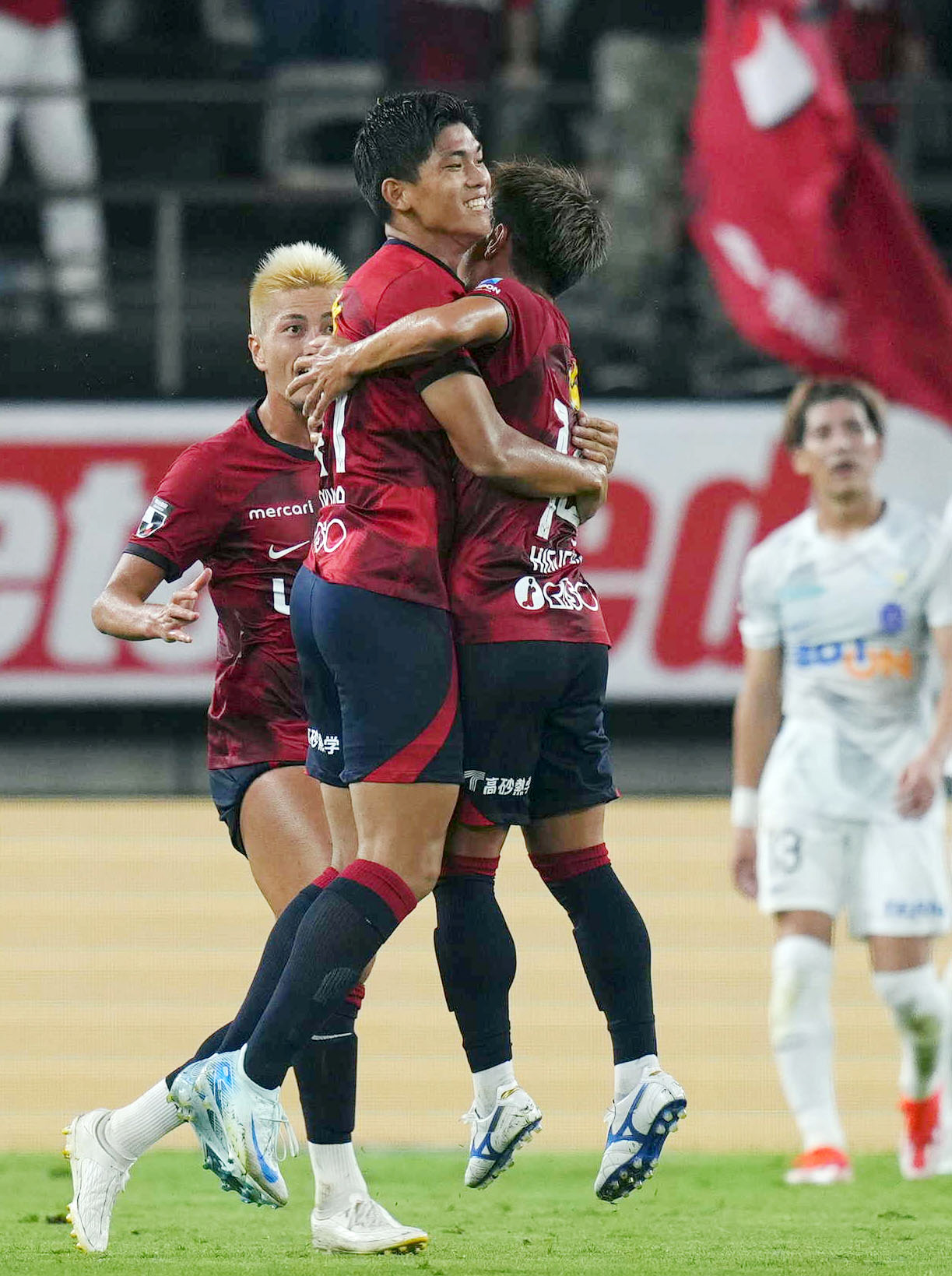 鹿島対広島　後半、ゴールを決め、喜ぶ鹿島徳田（中央）（撮影・狩俣裕三）