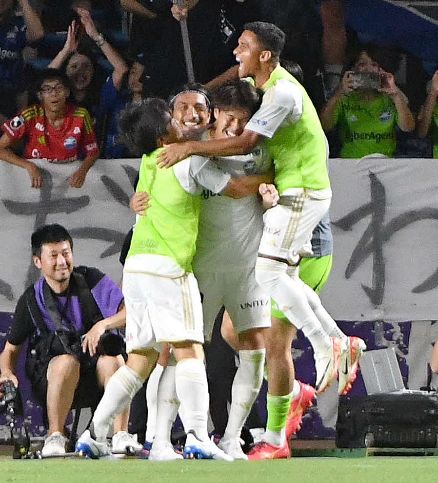 福岡対町田　後半、町田藤本一輝（中央）は仲間たちに抱きつかれて笑顔を見せる（撮影・岩下翔太）