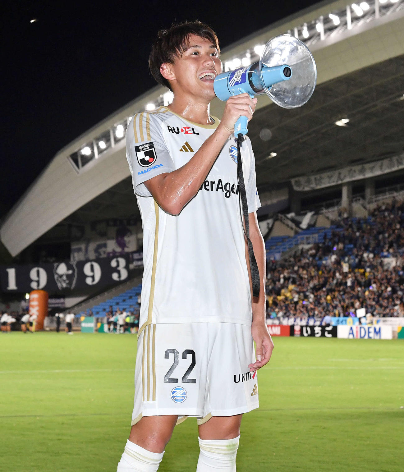 福岡対町田　町田藤本は拡声器でサポーターにあいさつ（撮影・岩下翔太）