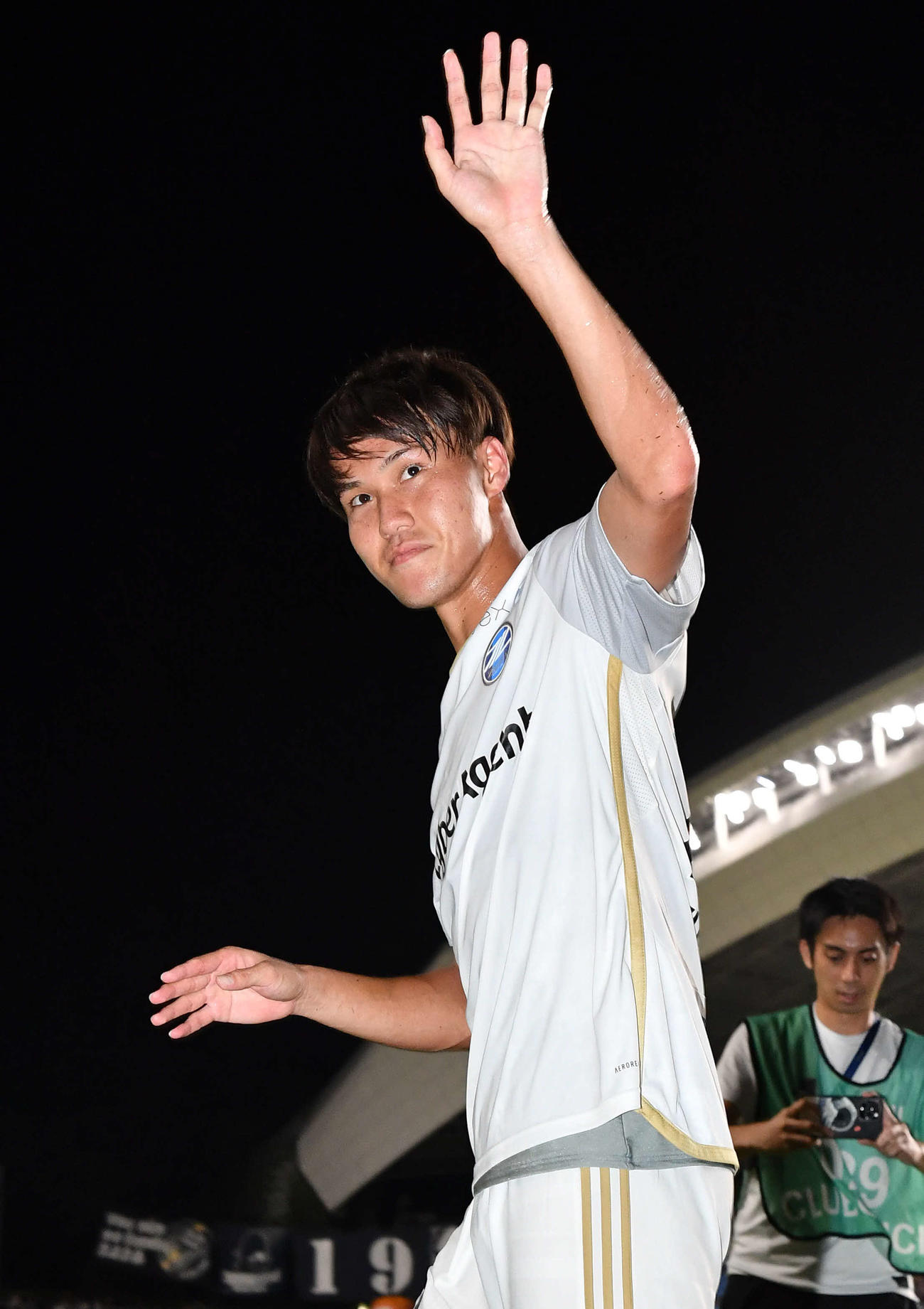 福岡対町田　この試合ゴールを決めて福岡に勝利し、サポーターに手を振りながら引き揚げる町田藤本一輝（撮影・岩下翔太）