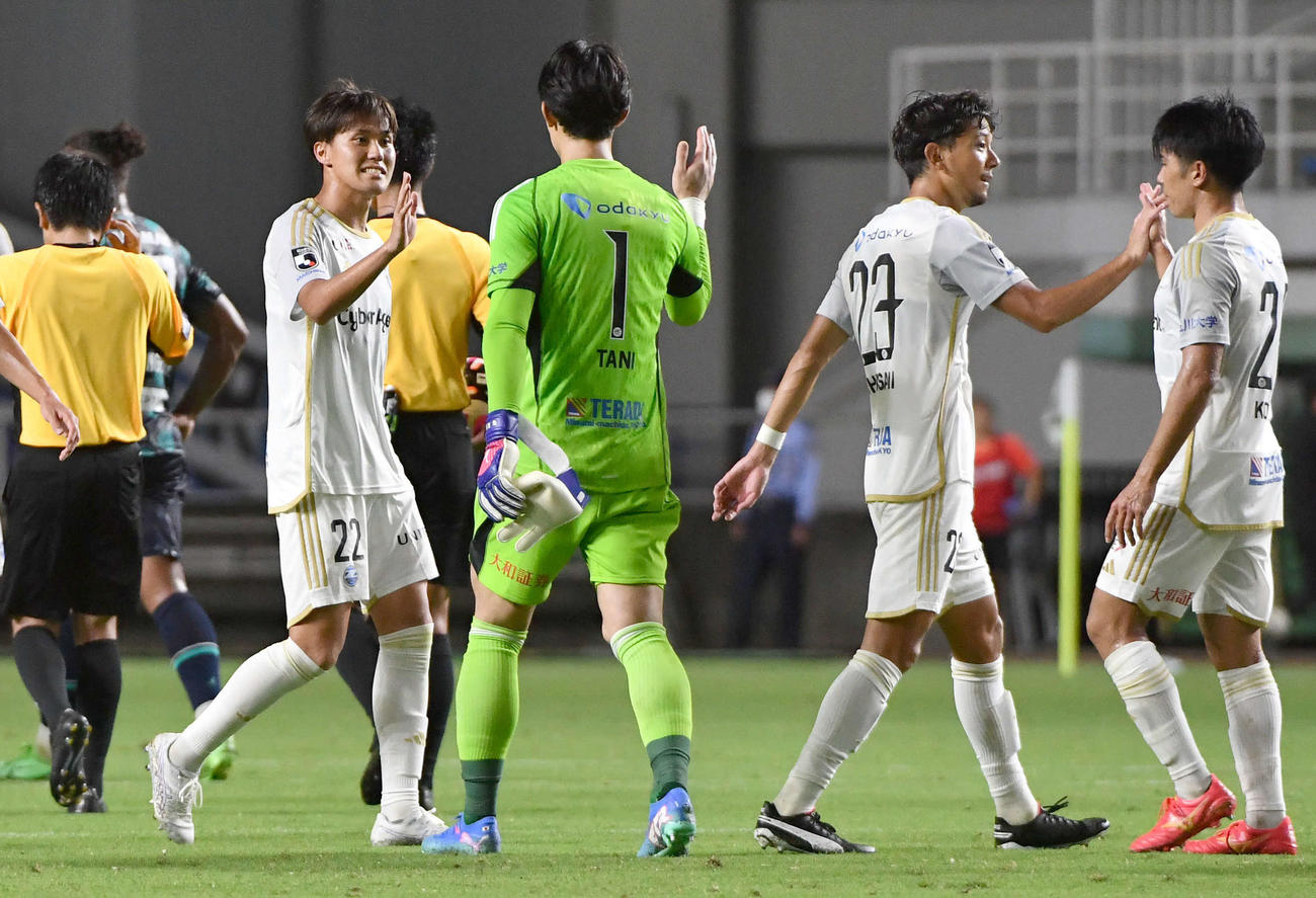 福岡対町田　福岡に勝利し、GK谷（左から2人目）ら町田イレブンとタッチを交わす藤本（撮影・岩下翔太）