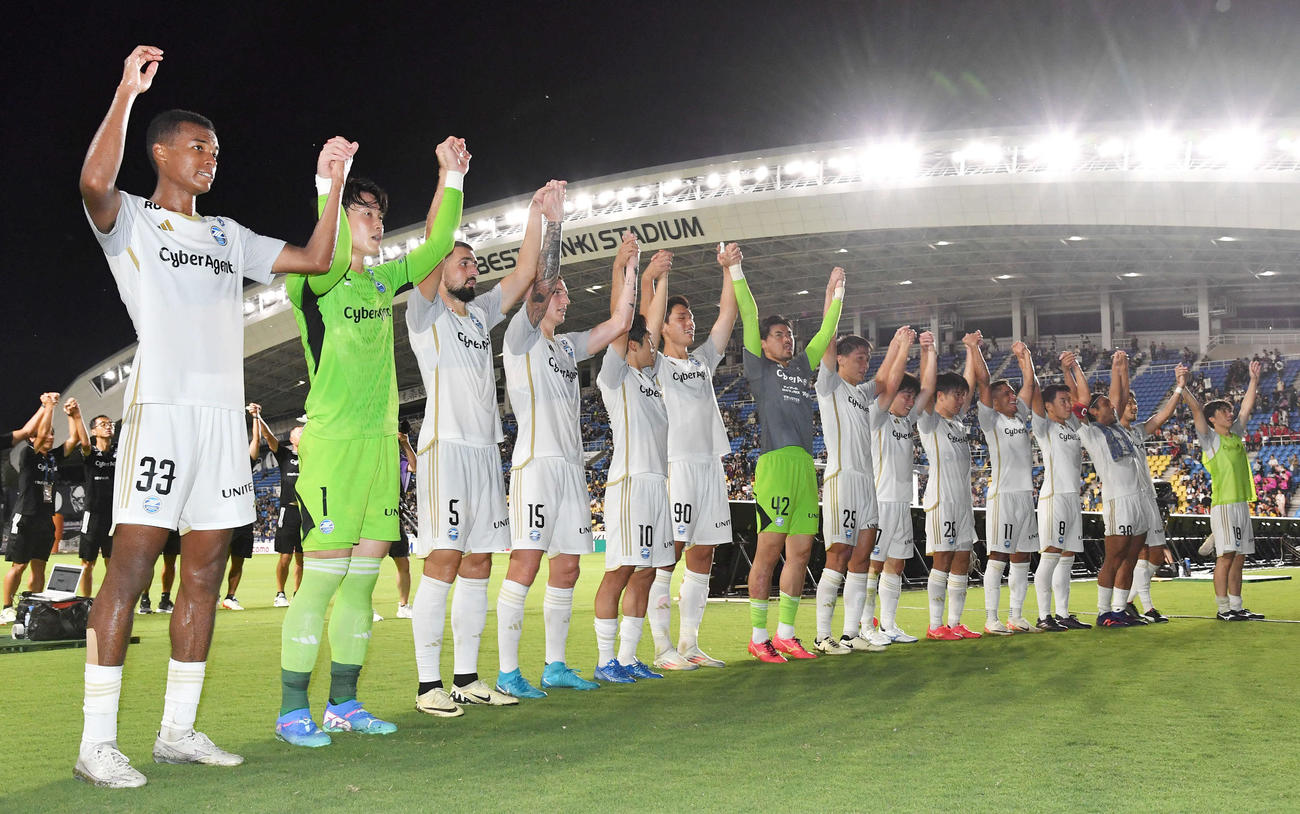 福岡対町田　福岡に勝利し、サポーターと喜ぶ町田イレブン（撮影・岩下翔太）