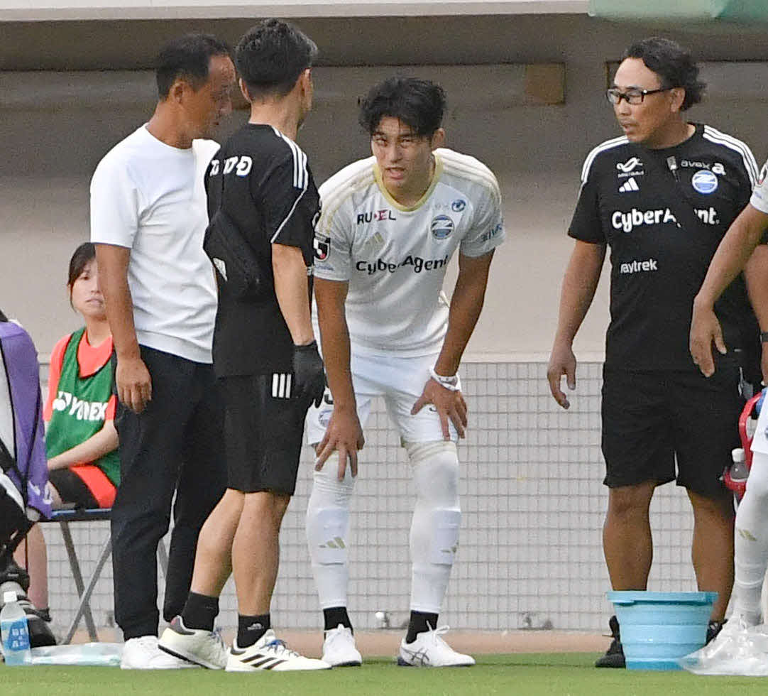 福岡対町田　前半、交代した町田中山（右から2人目）は黒田監督（左端）、トレーナーらと厳しい表情で話し合う（撮影・岩下翔太）