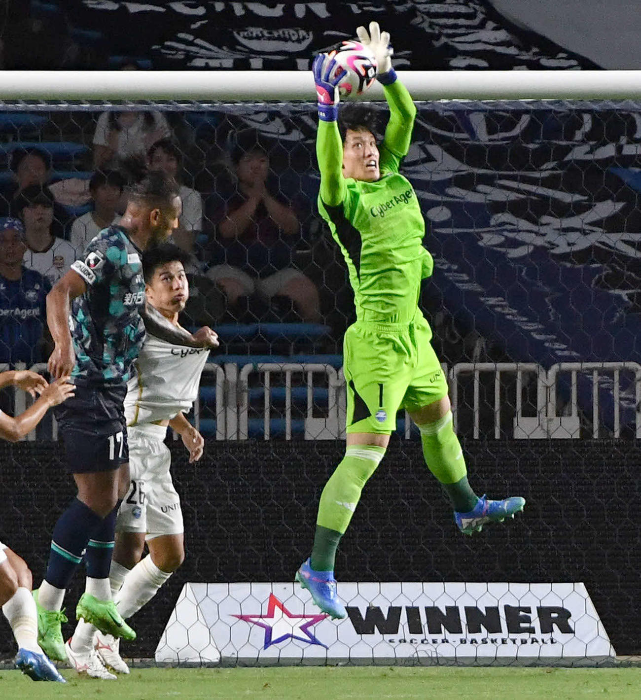 福岡対町田　前半、ゴールを死守する町田GK谷（撮影・岩下翔太）