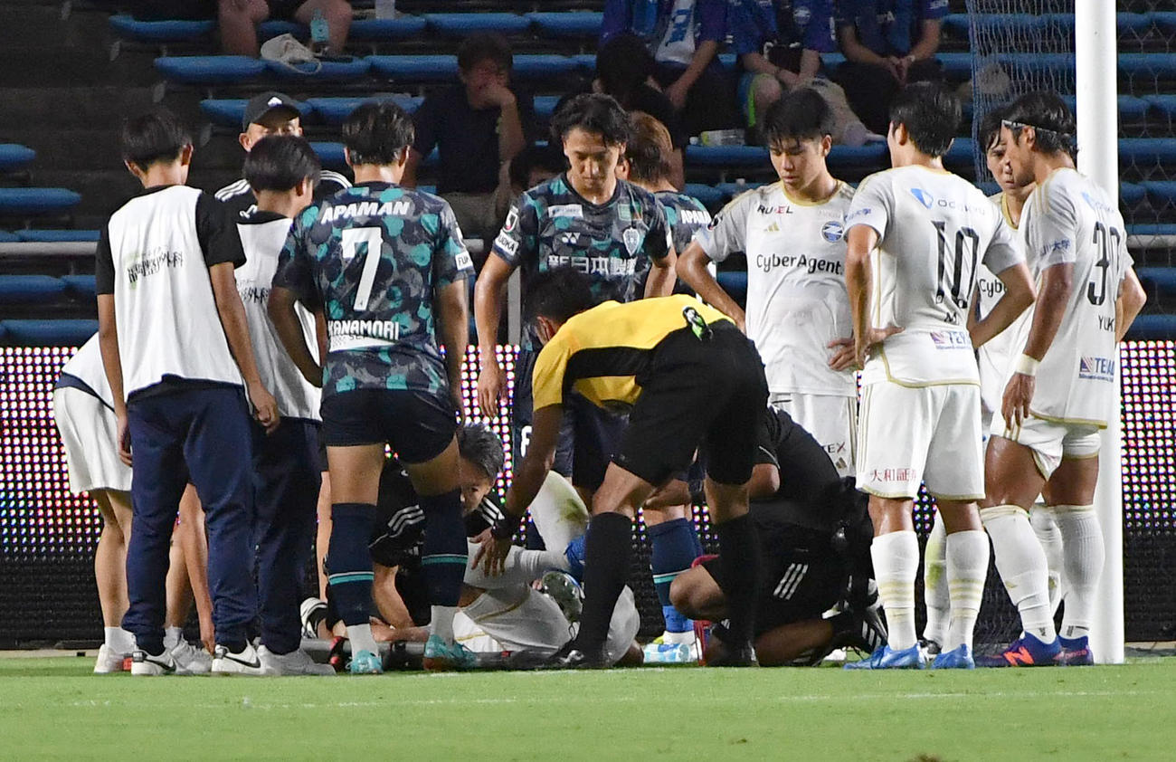 福岡対町田　前半、担架で運ばれる町田昌子（撮影・岩下翔太）