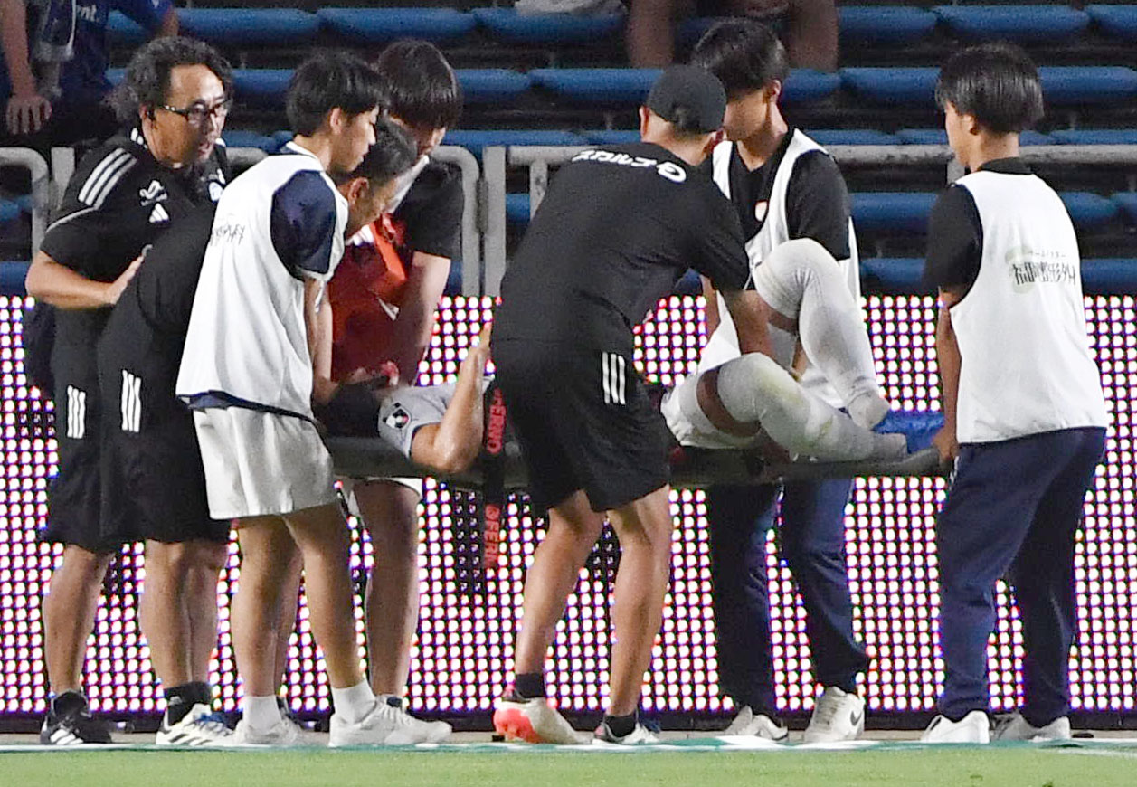 福岡対町田　前半、担架で運ばれる町田昌子（撮影・岩下翔太）