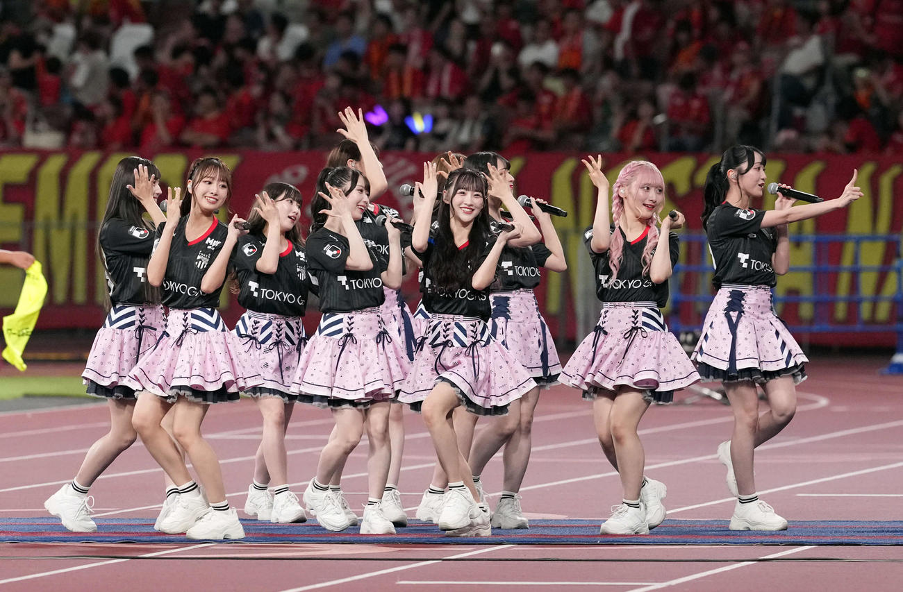 東京対名古屋　ハーフタイムにミニライブを行ったアイドルグループ「＝LOVE」（撮影・たえ見朱実）