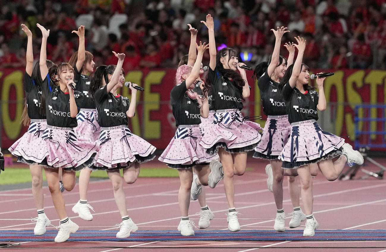 東京対名古屋　ハーフタイムにミニライブを行ったアイドルグループ「＝LOVE」（撮影・たえ見朱実）