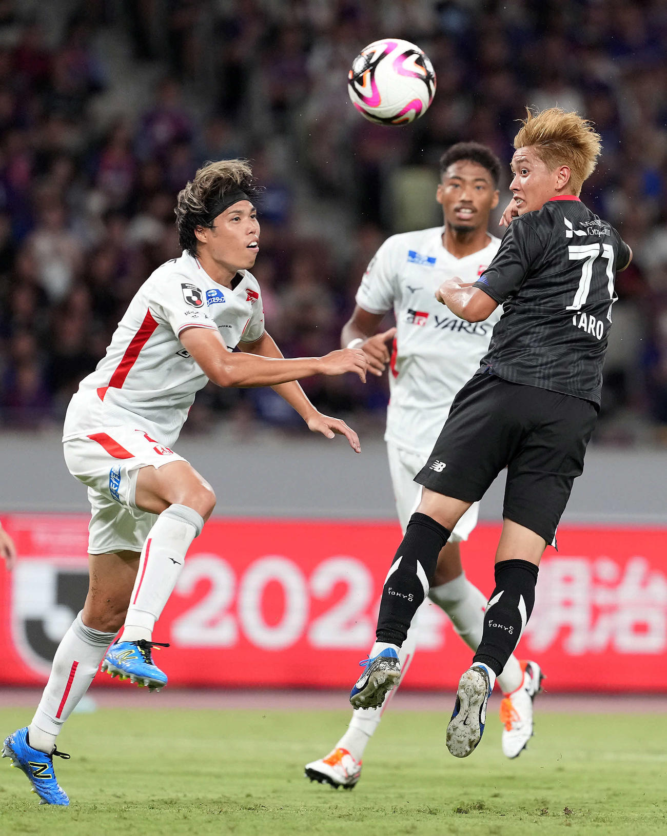 東京対名古屋　後半、ヘディングでゴールを狙う荒木（右）（撮影・たえ見朱実）