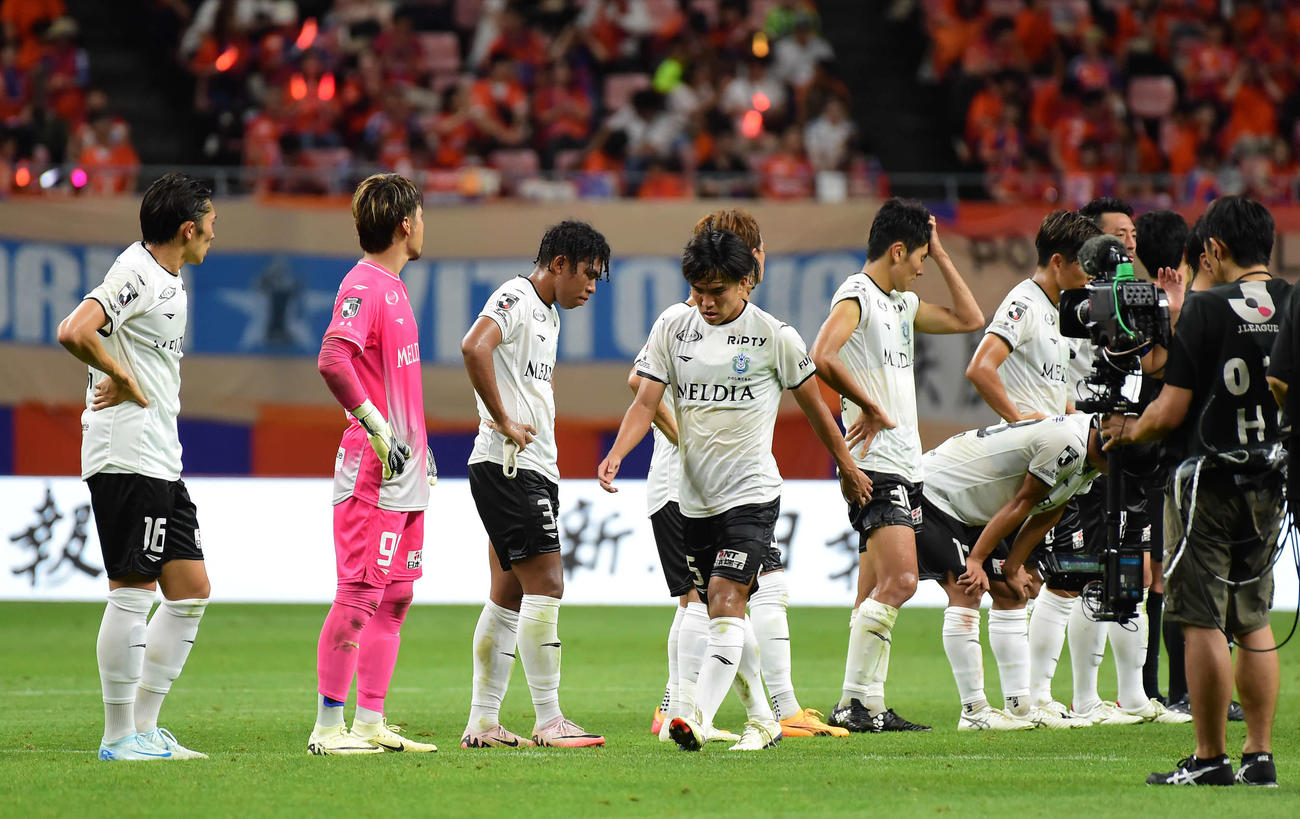 新潟対湘南　試合に敗れ、肩を落とす湘南イレブン（撮影・大島享也）
