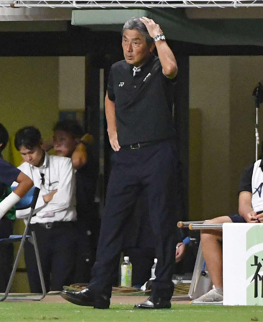 福岡対町田　町田に敗れ、肩を落とす福岡長谷部監督（撮影・岩下翔太）