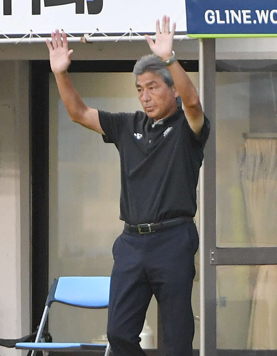 福岡対町田　試合前、スタメン発表でサポーターに手を振る福岡長谷部監督（撮影・岩下翔太）