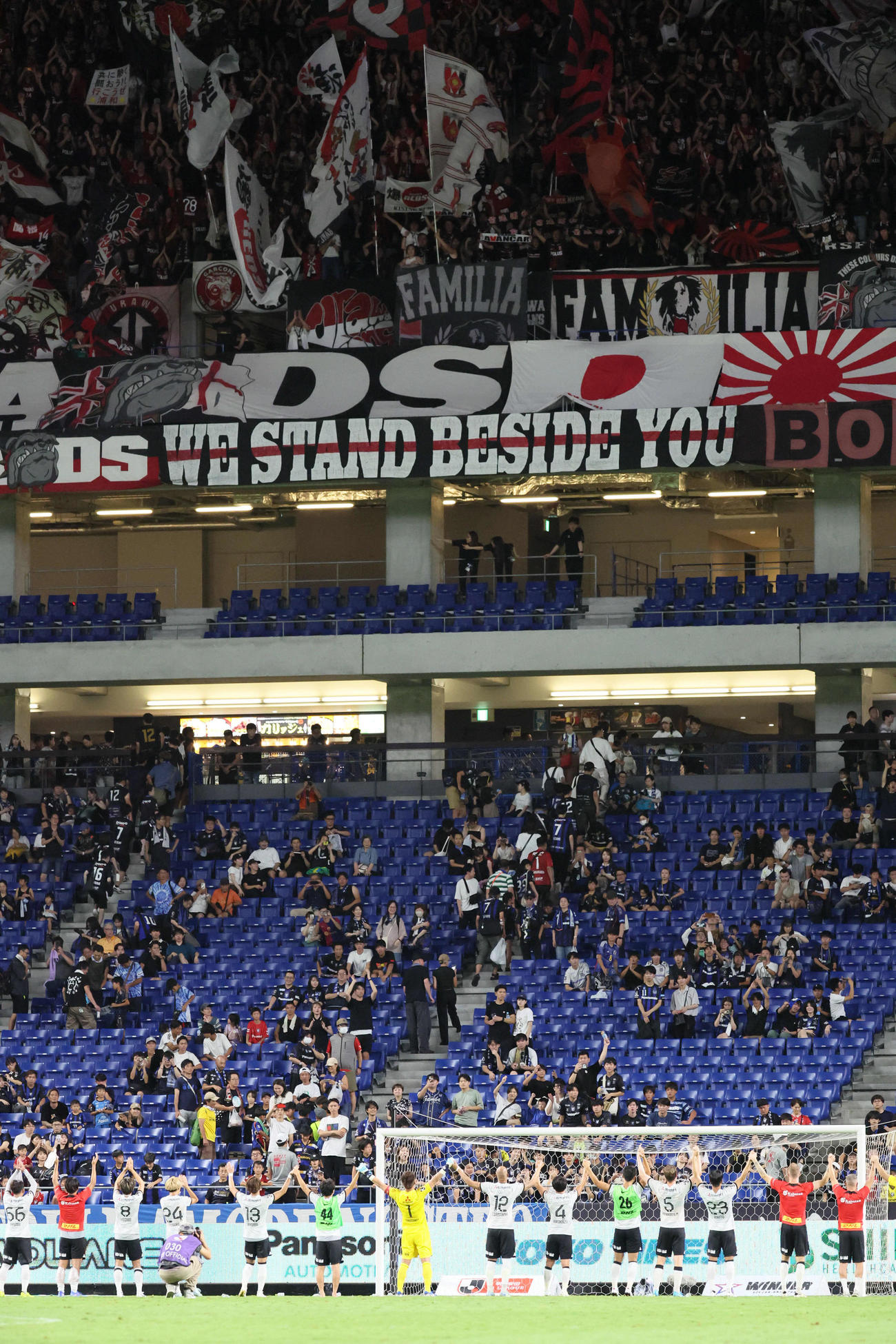 G大阪対浦和　勝利を祝う浦和イレブン（撮影・宮崎幸一）