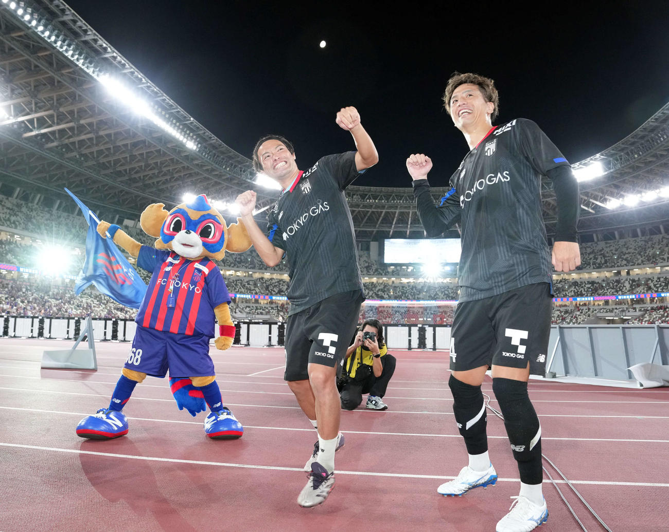 東京対名古屋　ファンのかけ声にポーズを決める東京東（左）と山下（撮影・たえ見朱実）