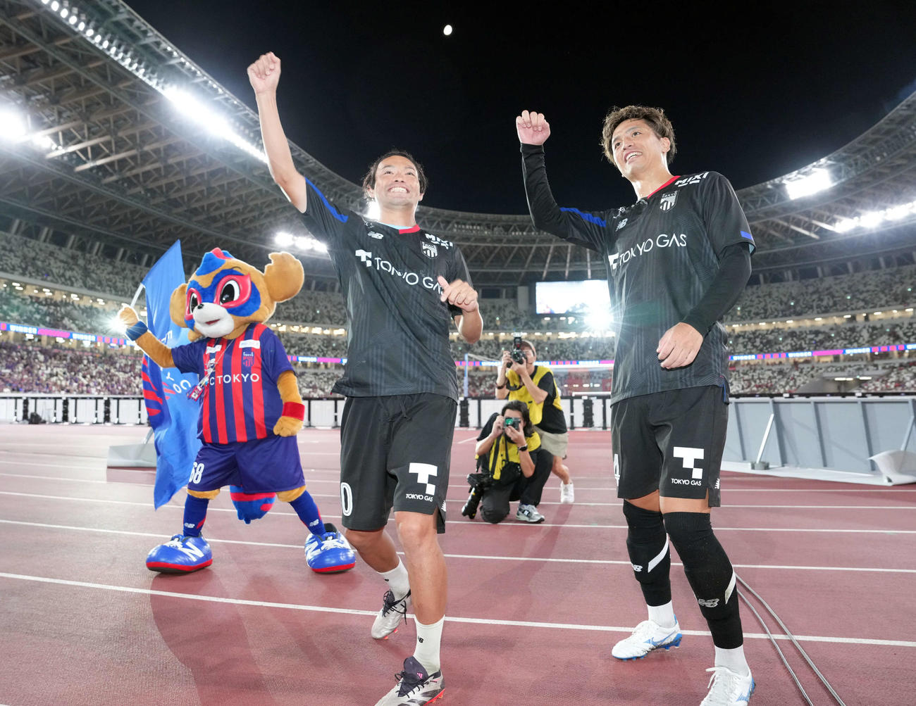 東京対名古屋　サポーターのかけ声にポーズを決める東京東（左）と山下（撮影・たえ見朱実）
