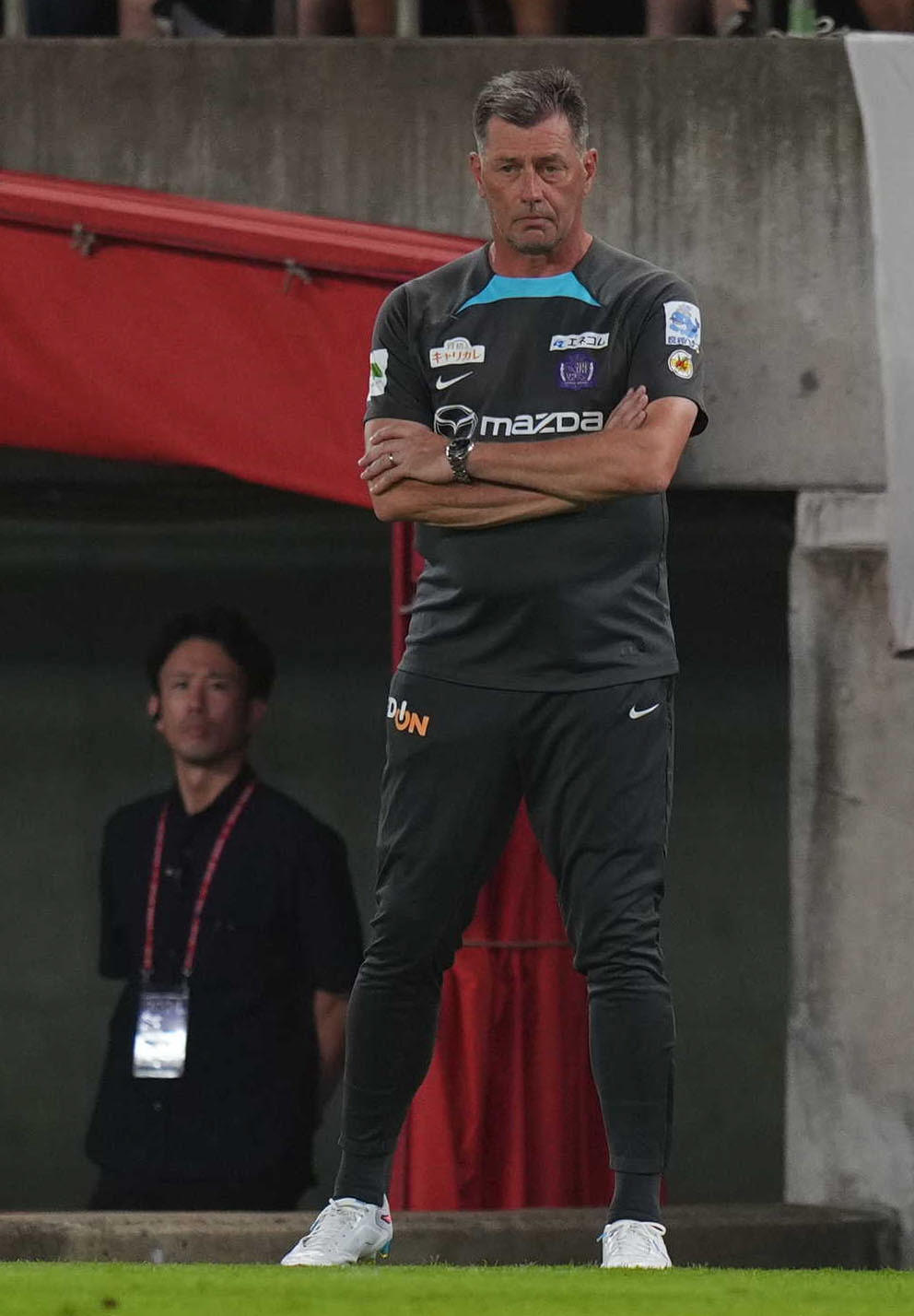 鹿島対広島　後半、試合を静かに見つめる広島スキッベ監督（撮影・狩俣裕三）
