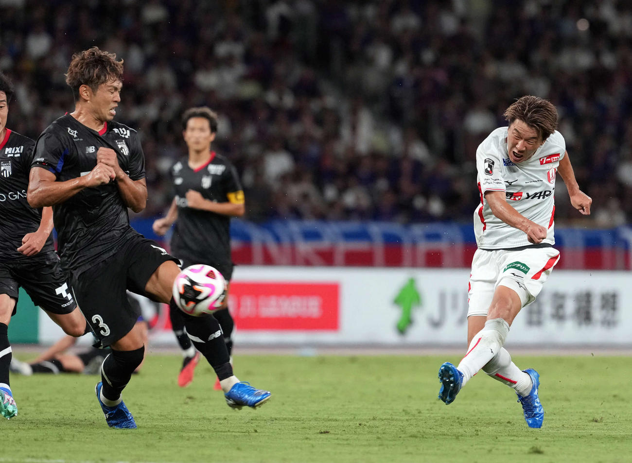東京対名古屋　前半、シュートを放つ名古屋永井（右）（撮影・たえ見朱実）