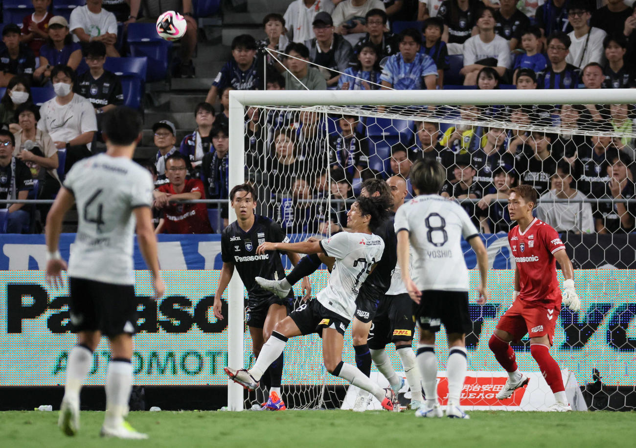 G大阪対浦和　後半、ゴール前で競り合う浦和原口元気（中央）ら（撮影・宮崎幸一）