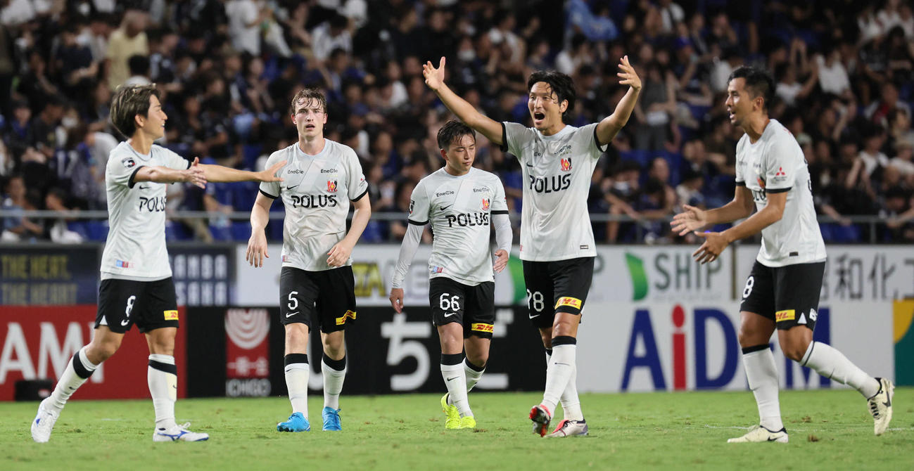 G大阪対浦和　G大阪に勝利し歓喜する浦和原口元気（左から4人目）ら（撮影・宮崎幸一）