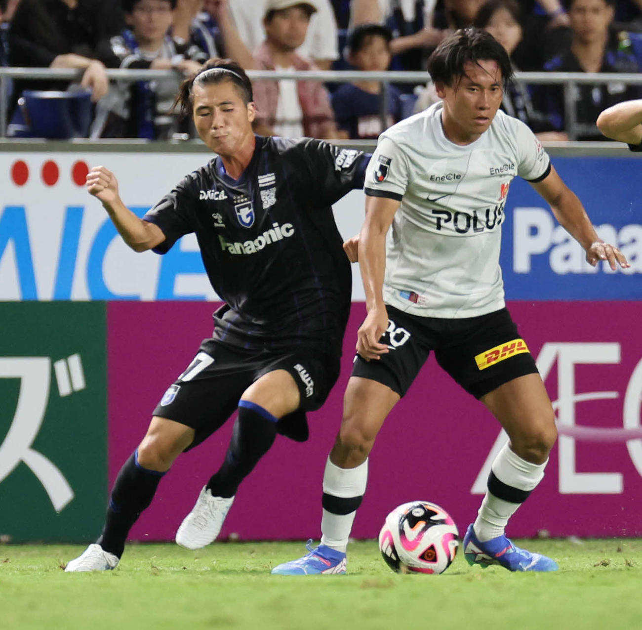 G大阪対浦和　後半、サイドで競り合うG大阪美藤倫（撮影・宮崎幸一）