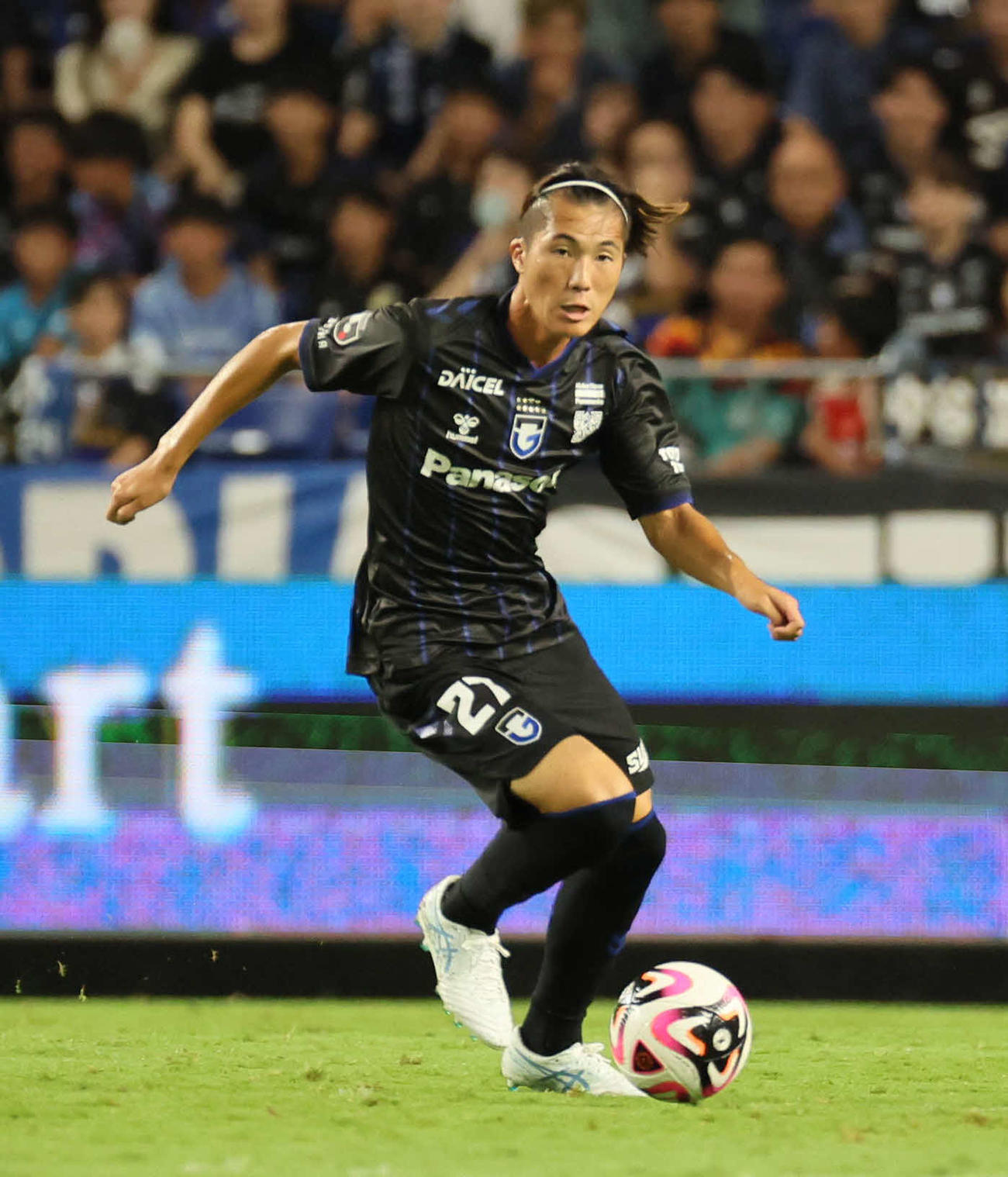 G大阪対浦和　後半、ドリブルで攻め込むG大阪美藤倫（撮影・宮崎幸一）