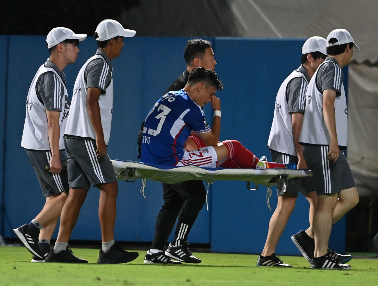 2024年9月13日　京都戦の後半、担架に乗って負傷退場する横浜宮市