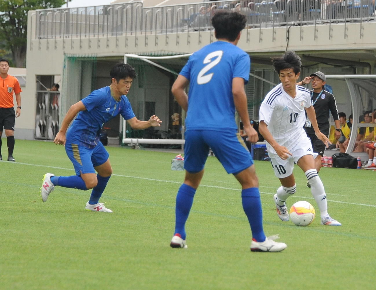 ドリブルを仕掛ける新潟医療福祉大・松本（右）（撮影・小林忠）
