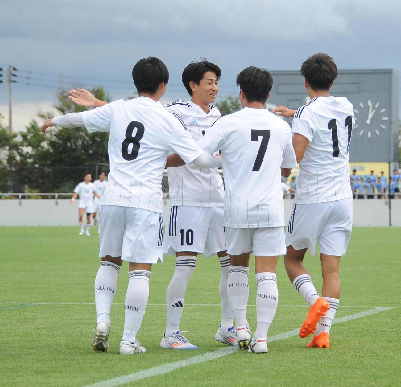 試合開始直後に先制点を決めた新潟医療福祉大・田沢（背番号7）をチームメートが祝福する（撮影・小林忠）