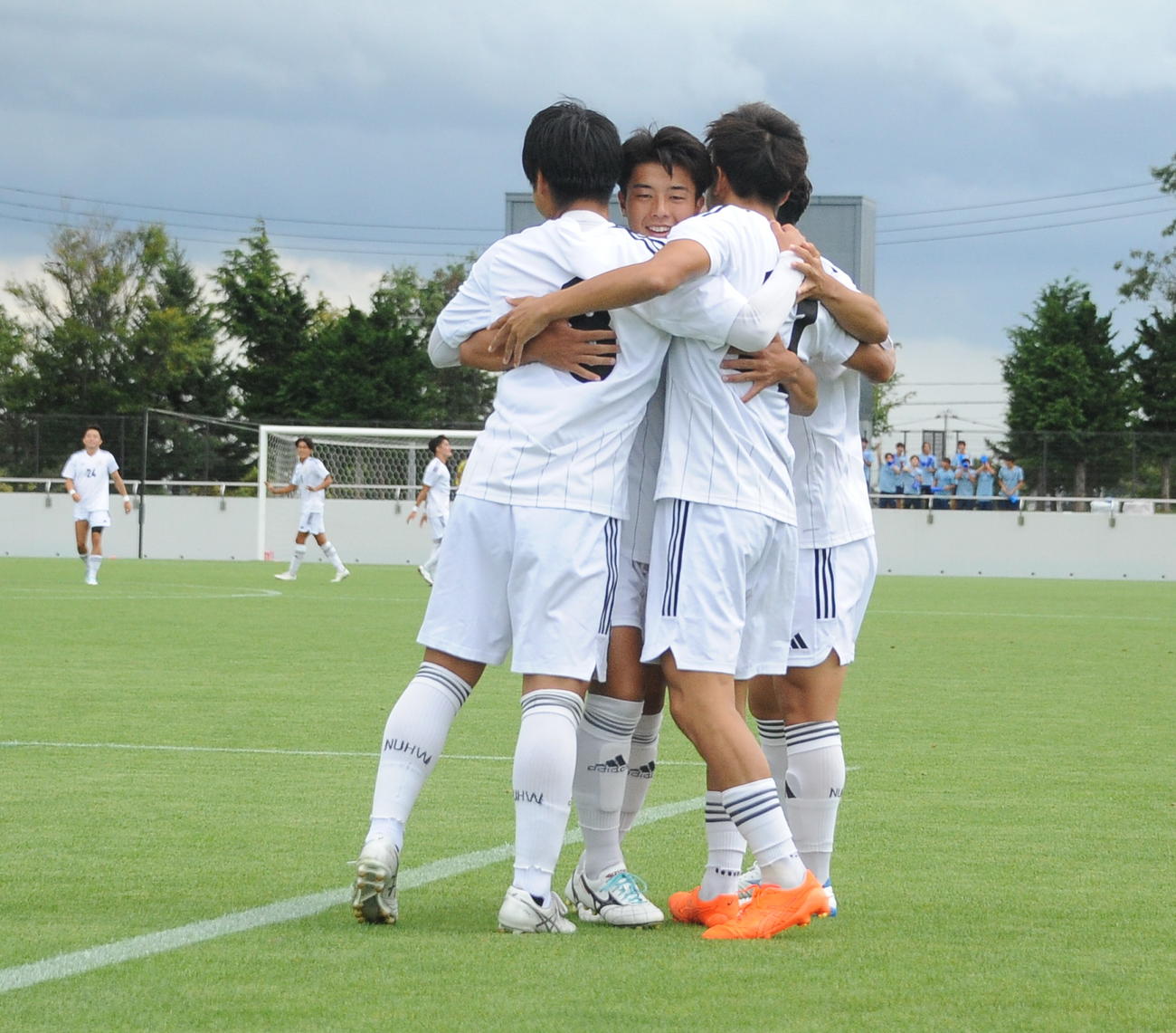 試合開始直後に先制点を決めた新潟医療福祉大・田沢（左から2人目）をチームメートが祝福する（撮影・小林忠）