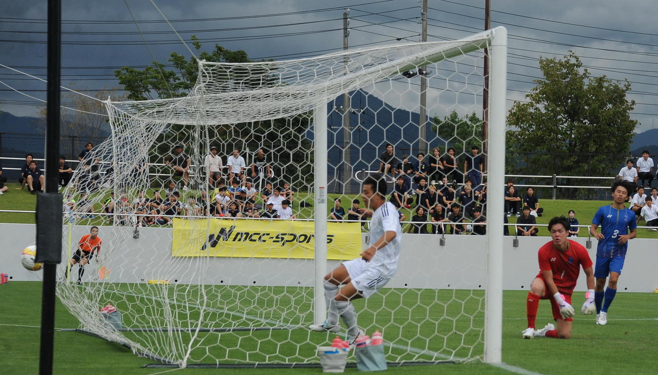 試合開始直後に先制点を決める新潟医療福祉大・田沢（左）（撮影・小林忠）