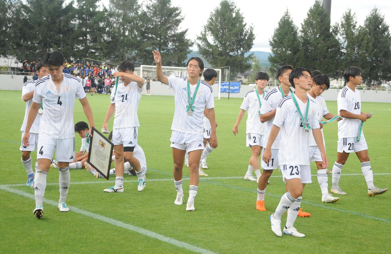準優勝に終わり、ガックリと肩を落とす新潟医療福祉大の選手たち（撮影・小林忠）