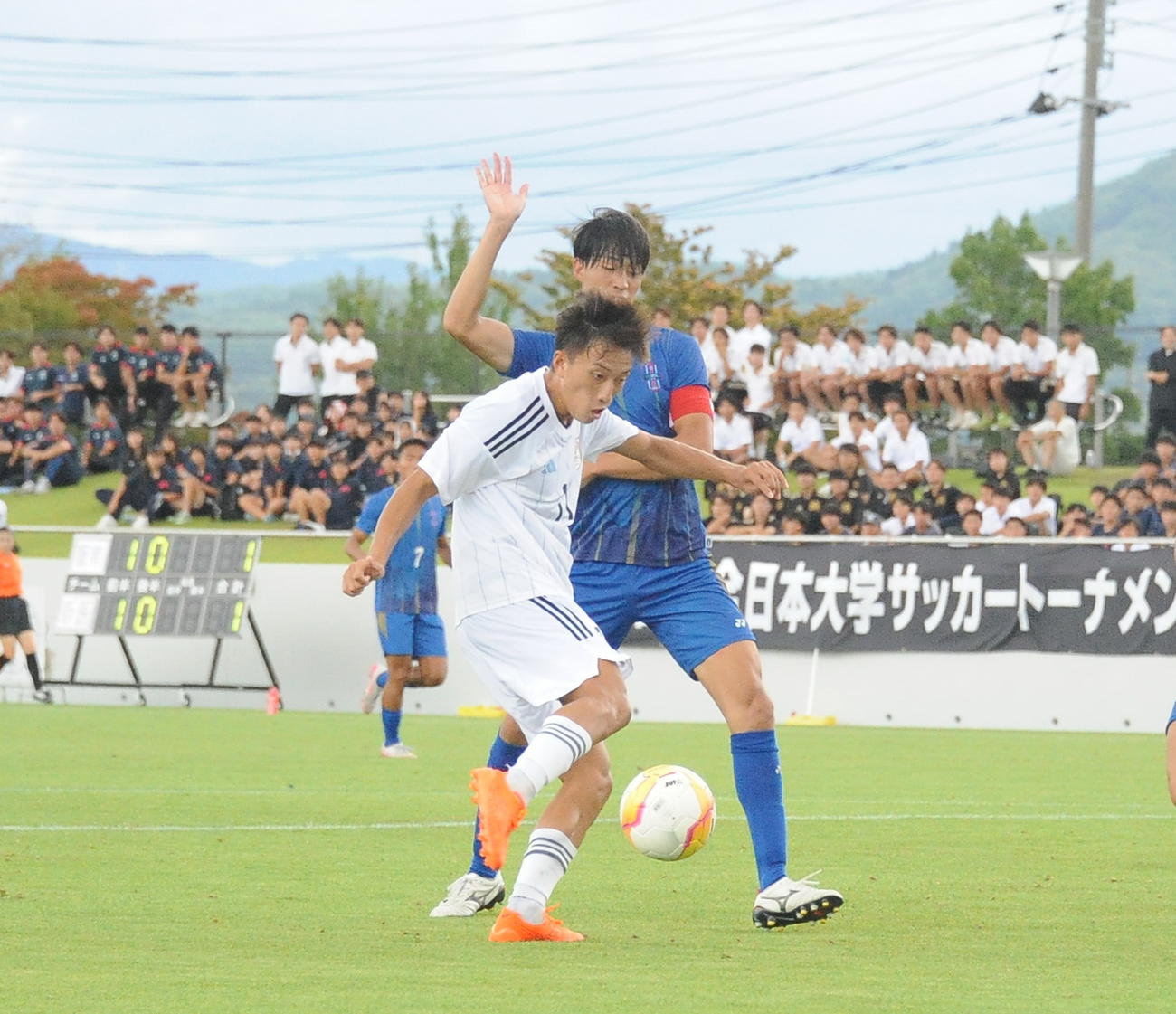 1－1の後半にシュートを放つ新潟医療福祉大・吉田（左）（撮影・小林忠）