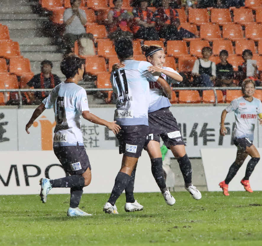 新潟L対長野　前半、先制ゴールを決め、笑顔を見せる新潟レディース滝川（右）（アルビレックス新潟レディース提供）