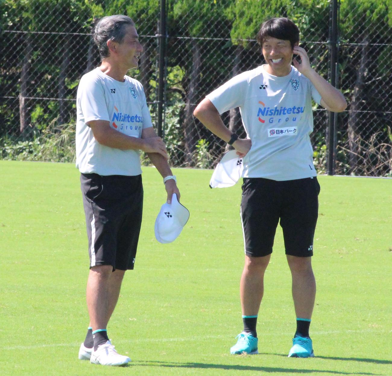 練習中に談笑する福岡・長谷部茂利監督（左）と柳田伸明強化部長（撮影・菊川光一）