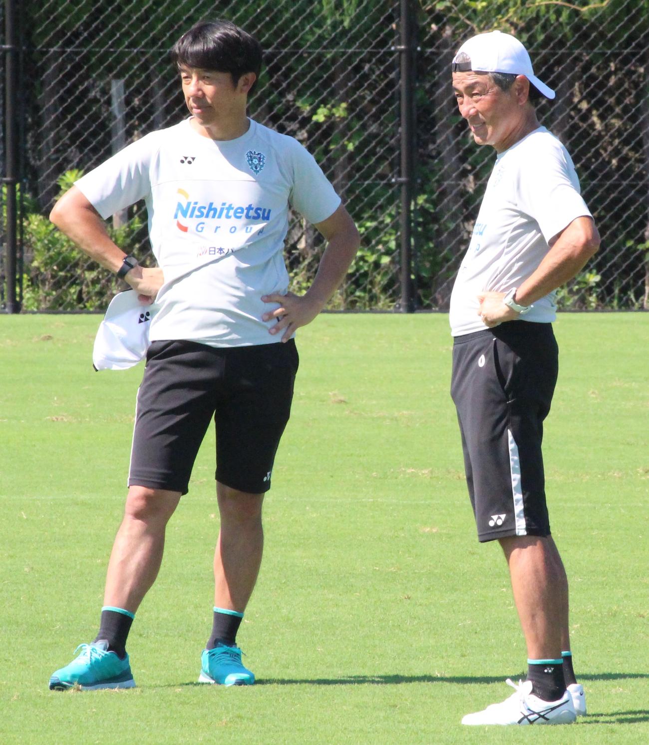 練習を見守る福岡・長谷部茂利監督（右）と柳田伸明強化部長（撮影・菊川光一）