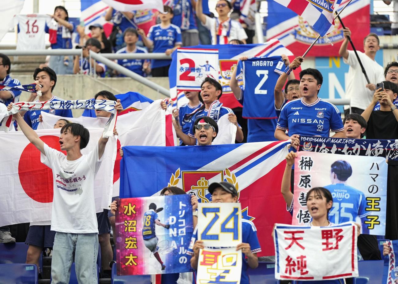 光州戦で盛り上がる横浜サポーター（共同）
