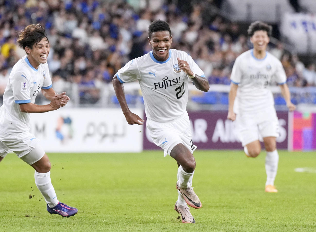 後半、先制ゴールを決め駆け出す川崎Fマルシーニョ（中央）（共同）