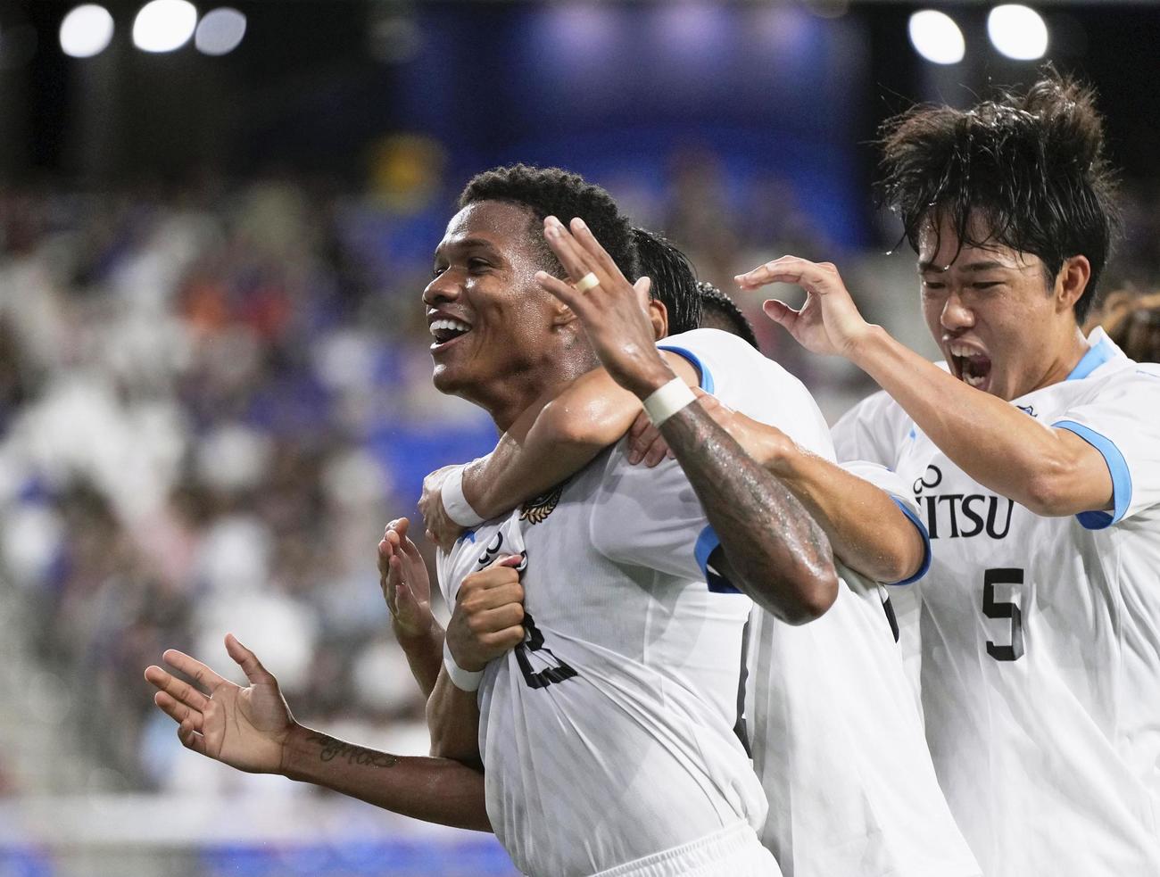 後半、先制ゴールを決め、大喜びの川崎Fマルシーニョ（左）（共同）