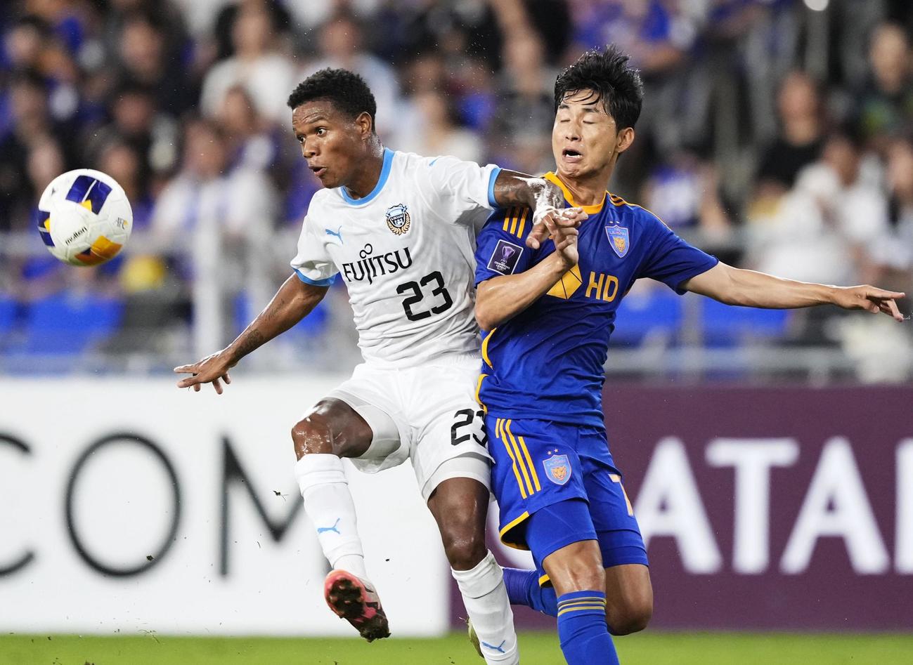 前半、競り合う川崎Fマルシーニョ（左）（共同）