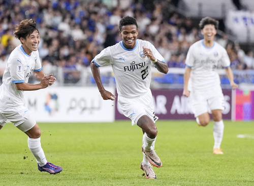 後半、先制ゴールを決め駆け出す川崎Fマルシーニョ（中央）（共同）