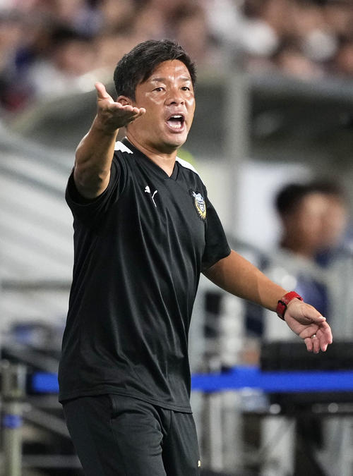 アピールする川崎F鬼木監督（共同）